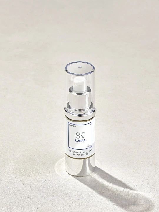 Skintegra Lunar odżywczy krem do twarzy z peptydami, pantenolem i masłem shea, opakowanie z pompką 30 ml.