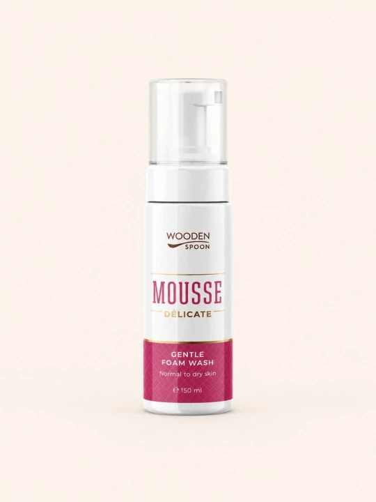 Wooden Spoon Cleansing Mousse Delicate – delikatna pianka do mycia twarzy z wodą różaną. Opakowanie z pompką 150 ml